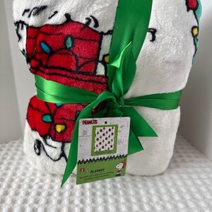 Peanuts White, Red & Green Holiday Throw Blanket